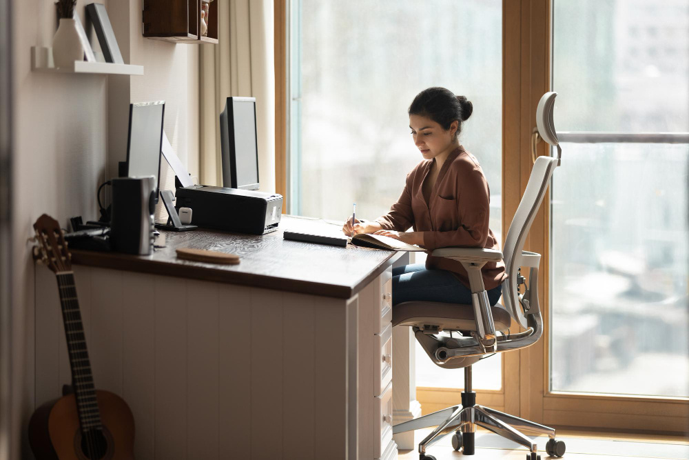 Ergonomia w domowym biurze - jak urządzić przestrzeń przyjazną dla kręgosłupa?